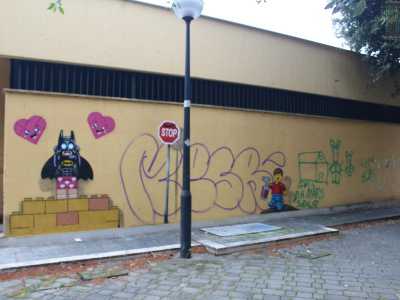 Il locale di Gaetano � un po� il fulcro del giardino. Da poco l�artista Pao lo ha arricchito con due murales, andatisi ad aggiungere ai tanti graffiti illegali che deturpano la struttura
